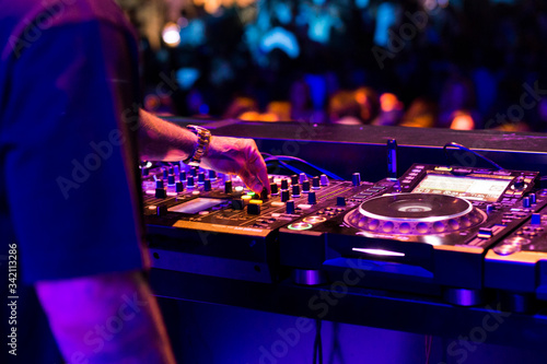 Mano de Dj tocando la mesa de mezclas