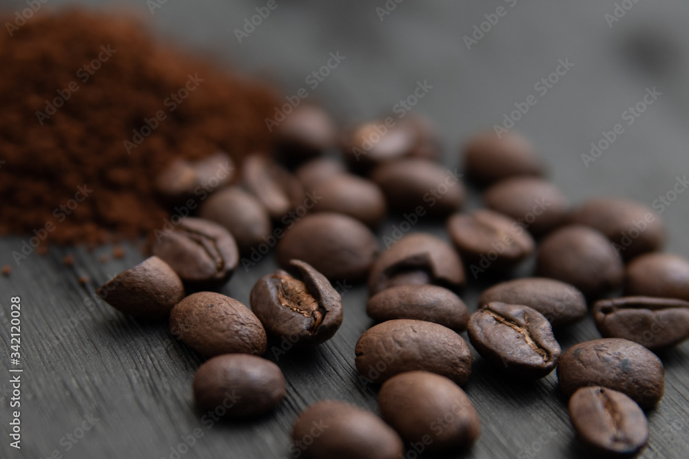 Detalle de granos de café y café molido, sobre base de madera obscura Detalle de granos de café y café molido, sobre base de madera obscura