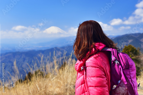雲の上に浮かぶ富士山を眺める 登山中の女性