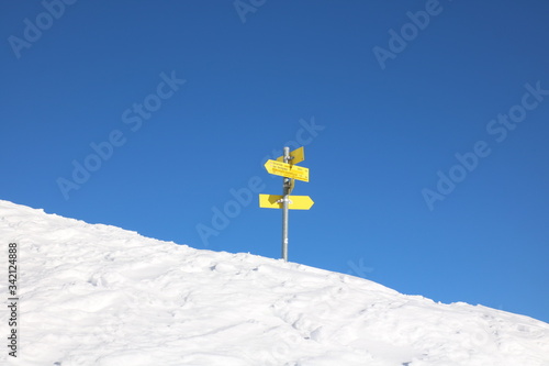 Wegweiser im Schnee auf der Villacher Alpe