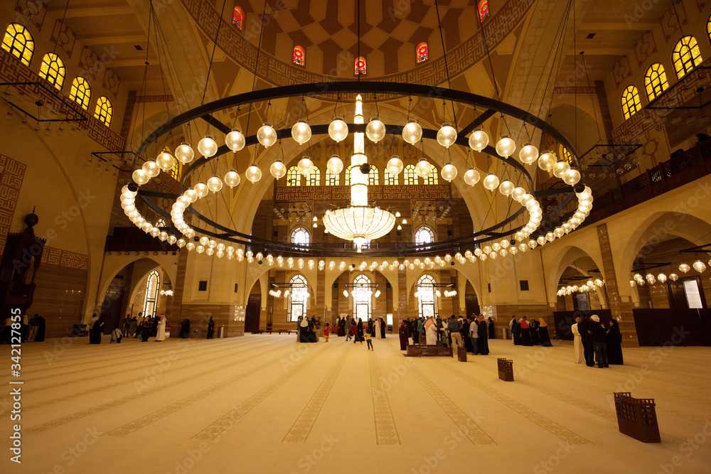 Obraz premium MANAMA, BAHRAIN - JUNE 26: Tourists visits the Al Fateh Grand Mosque on June 26, 2017, Manama, Bahrain. Al Fateh mosque is one of the largest mosque in the world