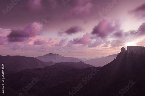 Pink ambiance dans un paysage montagneux