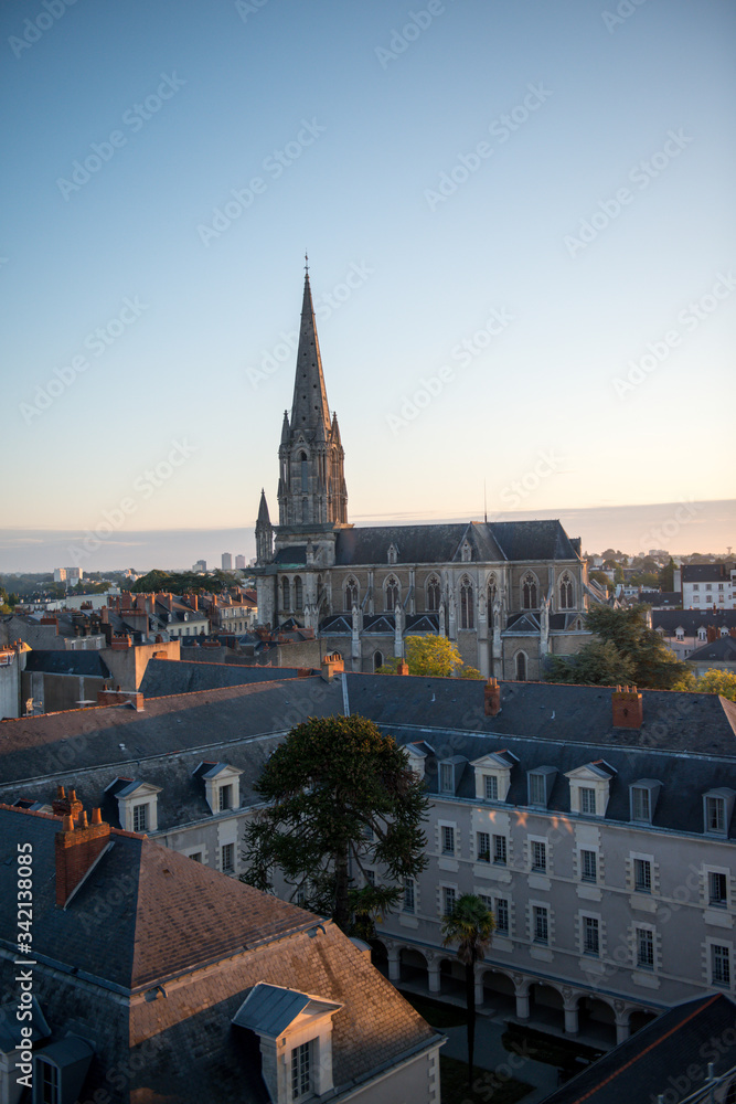 vu aérienne au lever du jour sur une église gothique des toits de la vielle ville de Nantes en France