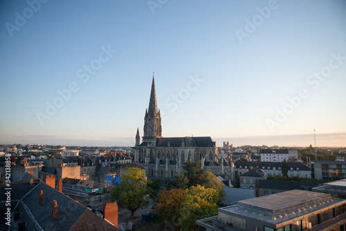 vu a  rienne au lever du jour sur une   glise gothique des toits de la vielle ville de Nantes en France