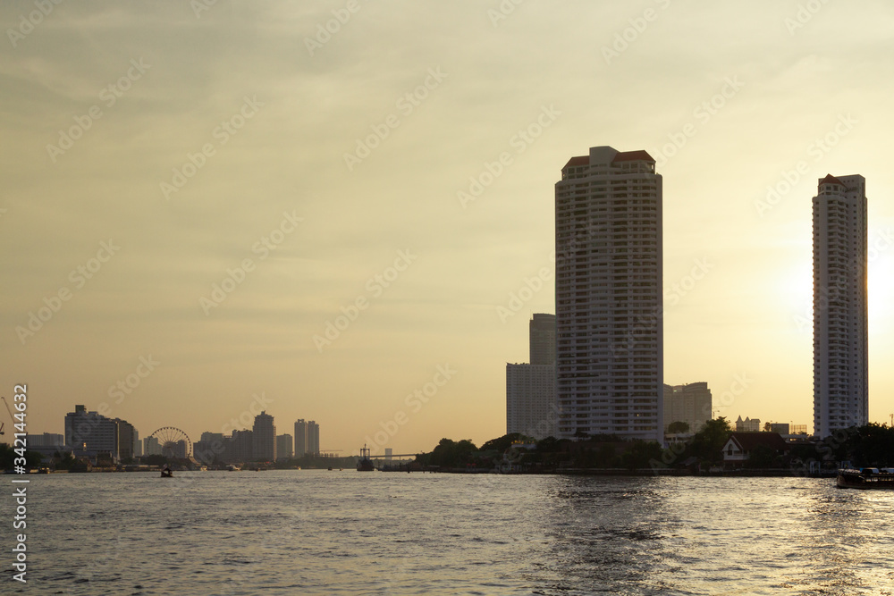 Obraz premium Buildings along the river at sunset, Bangkok Thailand.