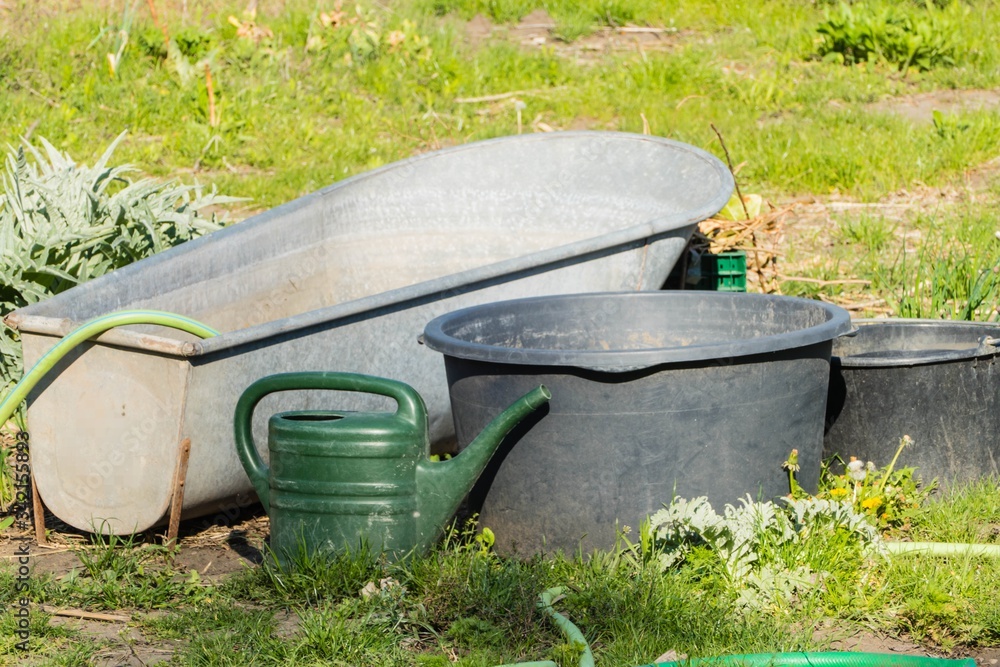 Gießkanne und Wasserbehältnisse Gießkanne und Wasserbehältnisse
