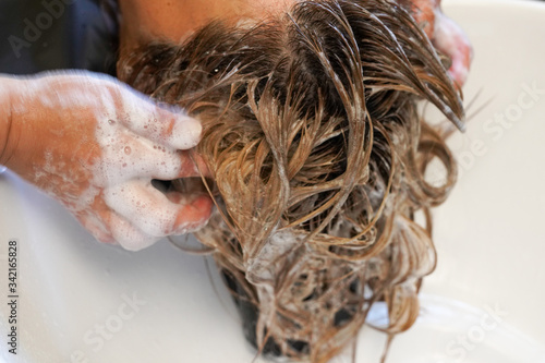髪を洗う