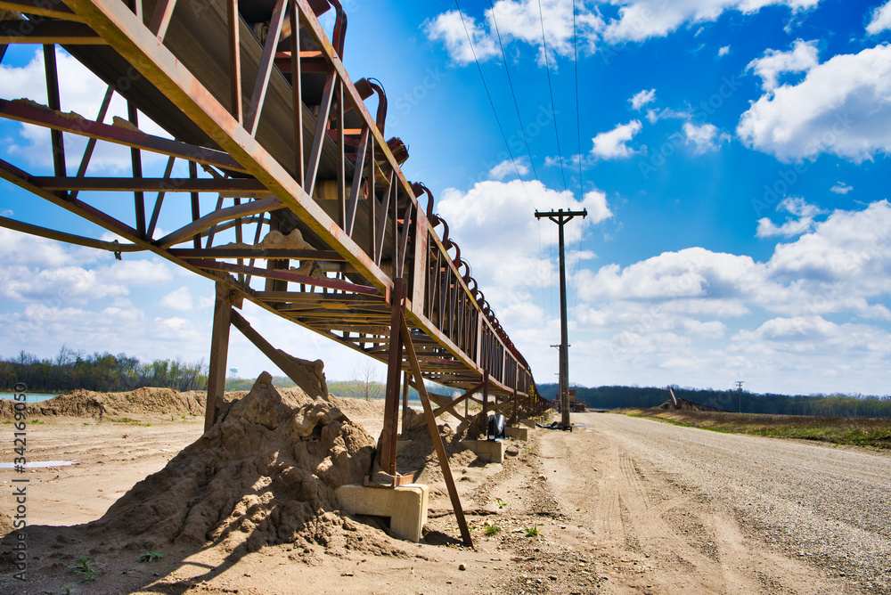 conveyor belt that transports sand and rock conveyor belt that transports sand and rock
