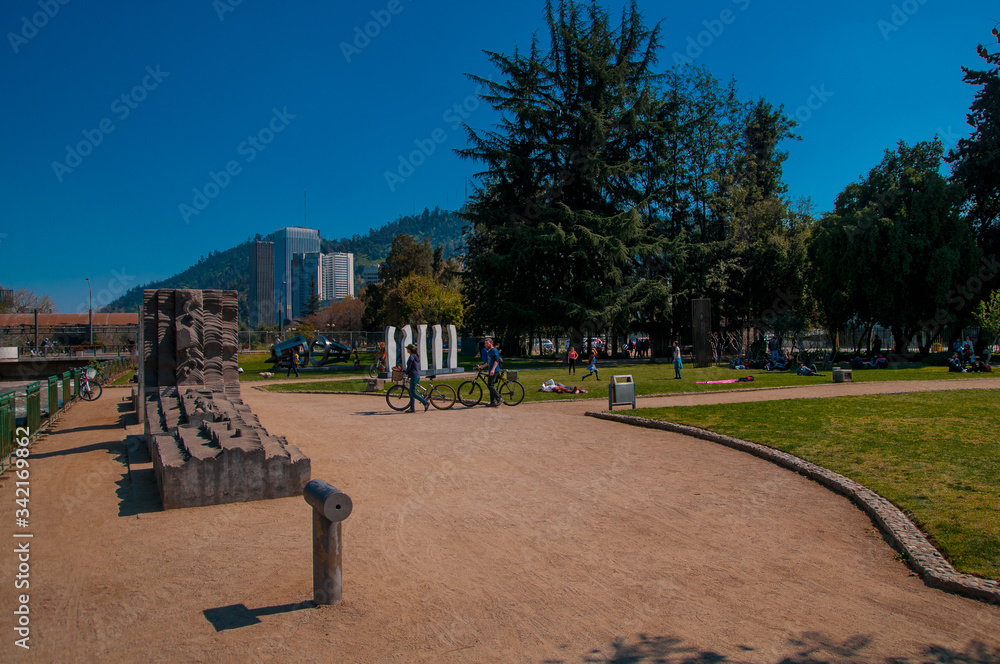 Obraz premium aparcar, árbol, huerta, naturaleza, camino, arquitectura, árbol, cielo, edificio, paisaje, carretera, ciudad, césped, casa, verde, andar, verano, azul, calle, viajando