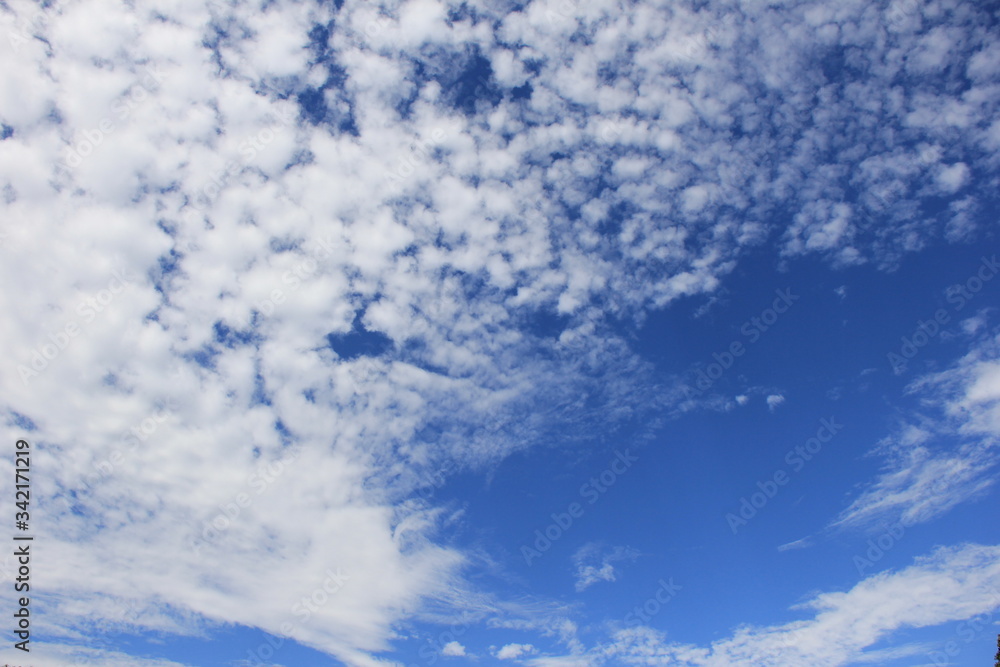 爽やかな青空と白い雲