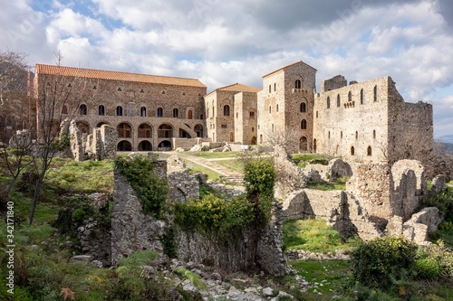 Fotografie Ruins in front of Palace of Despots in Archeological site of Mystra near the Mys