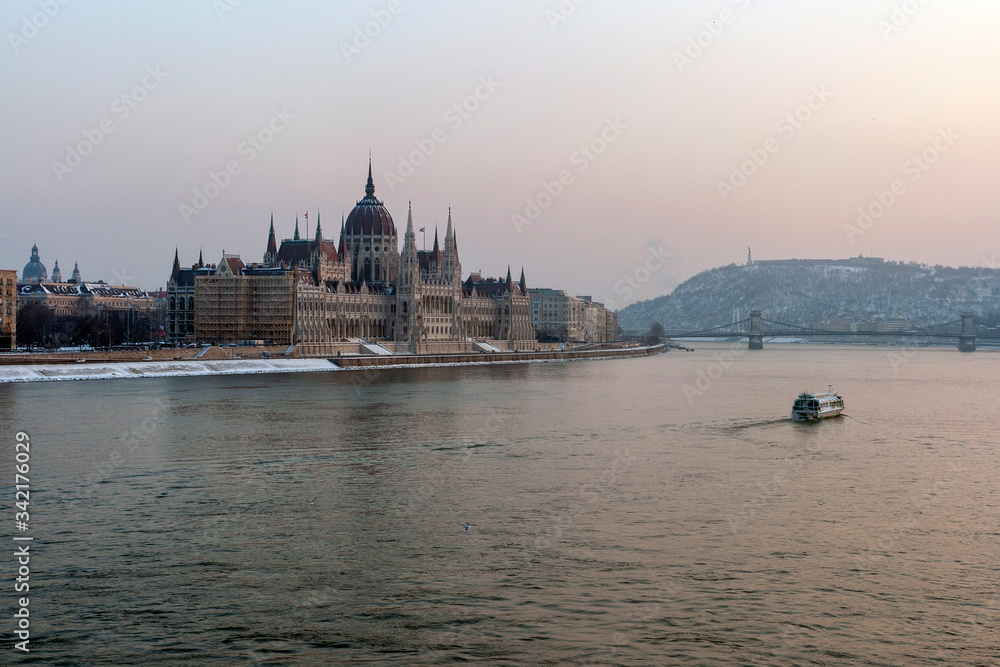 Obraz premium The river Danube on a cold winter day with the Hungarian Parliament building in the background