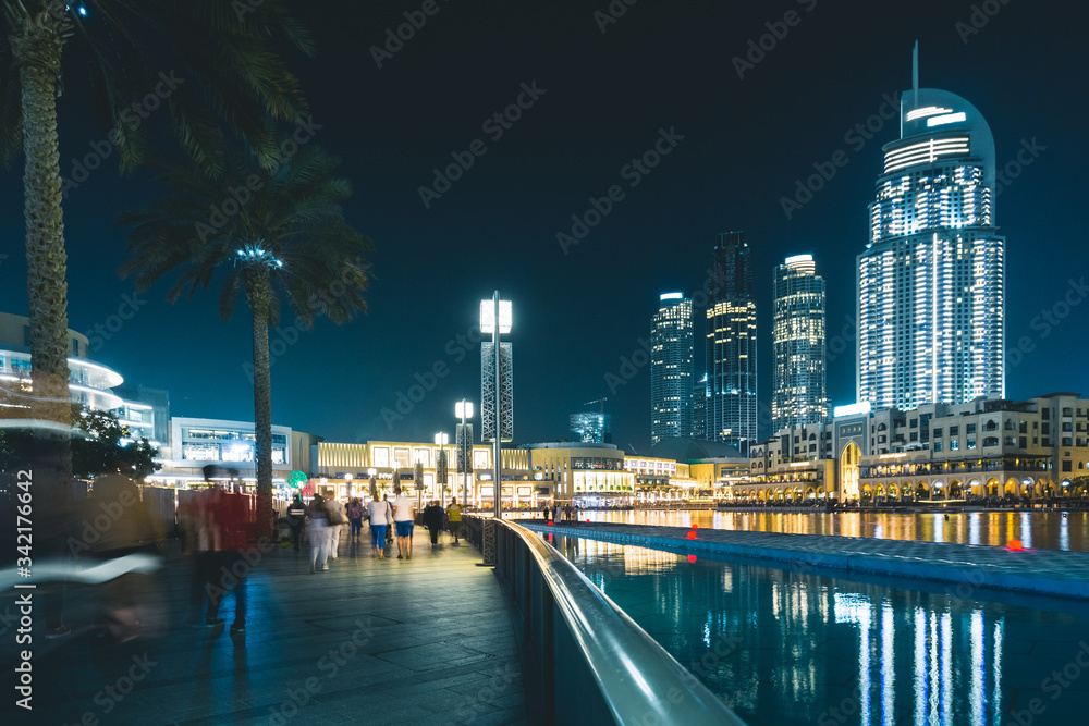 Obraz premium Pedestrians at Dubai Fountain at night Dubai - UAE