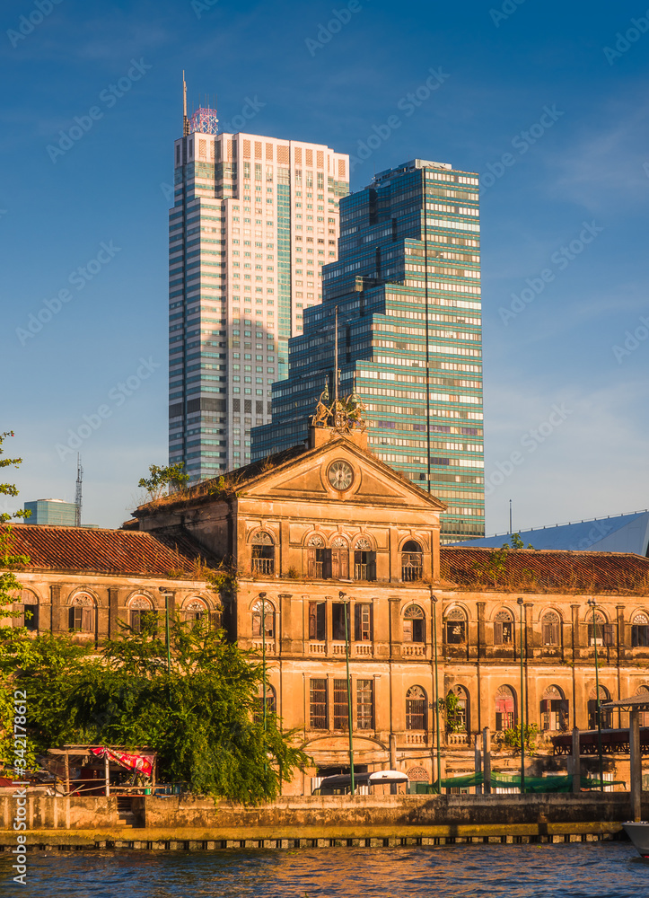 Obraz premium Beautiful Old Customs House and Skyscrapers in Golden Light in Bangkok, Thailand