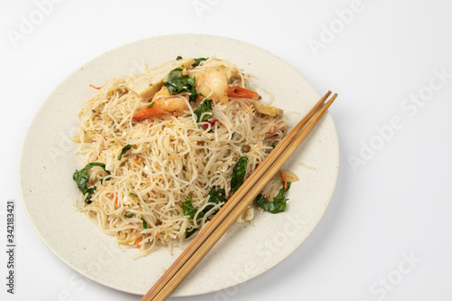 Fotografia Homemade fish sauce fried bee hoon with few fresh prawn and vegetable on white background