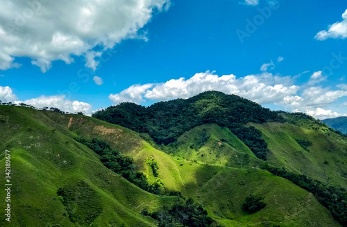 panorámica de las montañas andinas en Colombia