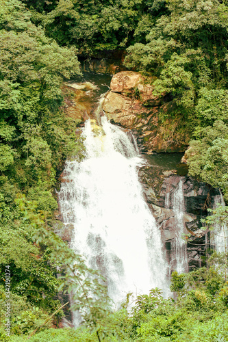 Cachoeira escondida na vegetação
