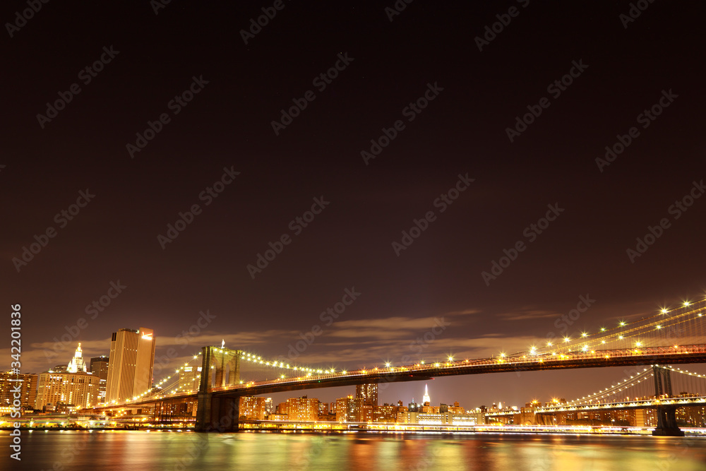New York: Brooklyn Bridge in night