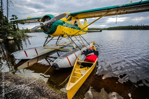 Fotografía canoe and float plane on a lake