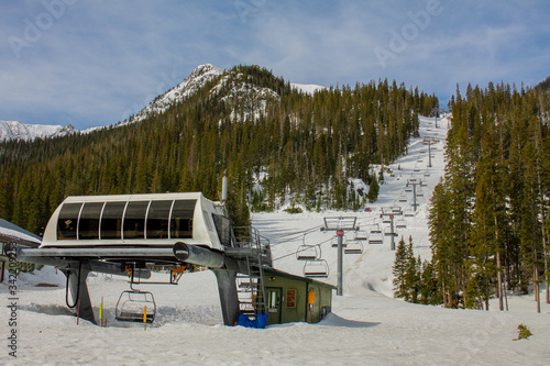 Foto Empty chairlift in Taos Ski Valley in Taos, New Mexico on a sunny day
