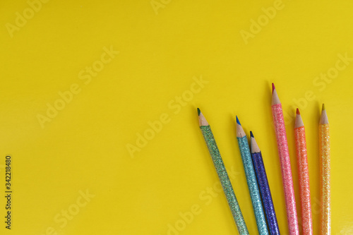 Colores sobre fondo color amarillo