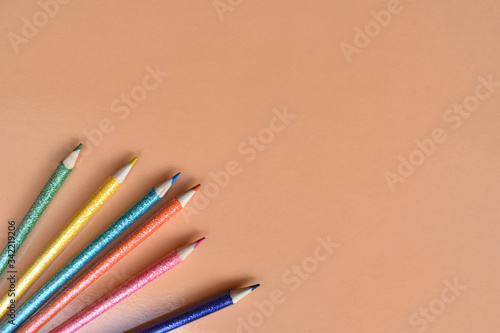 Colores sobre fondo color melón