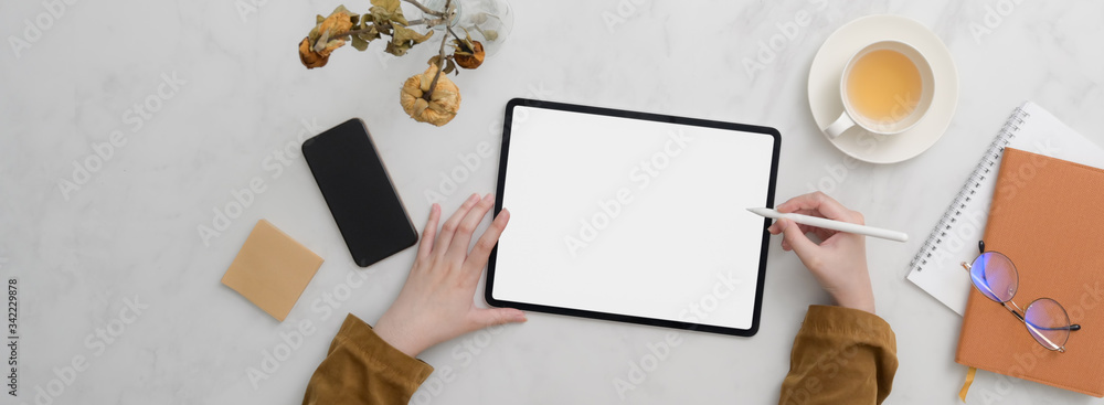 Obraz premium Overhead shot of college student doing an assignment on marble table