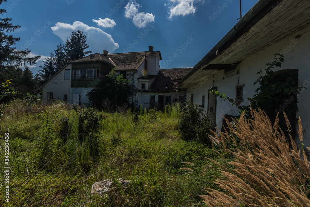 alte gebaeude mitten in einem stadt alte gebaeude mitten in einem stadt