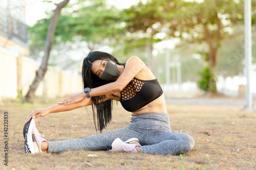 Young women exercising before exercising in the park