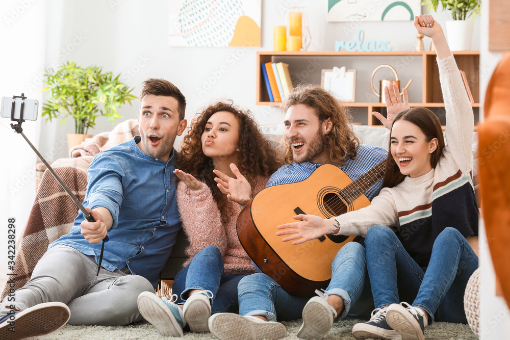 Obraz premium Friends taking selfie at home