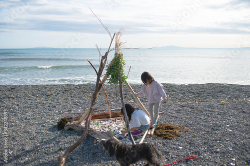 海辺の漂流物で家を作る姉妹