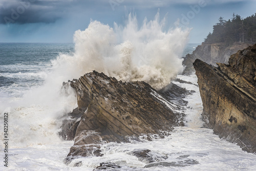Quadro su tela waves crashing on rocks