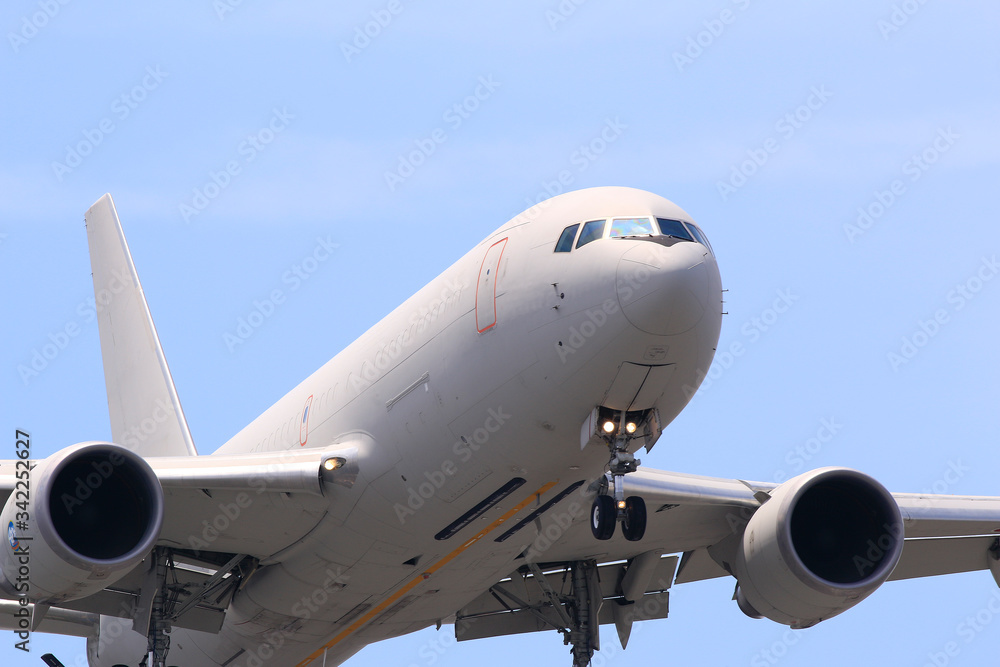 Fototapeta premium 空中給油機 ジェット輸送機 KC-767 自衛隊輸送機 航空自衛隊機 ジェット機 大型ジェット機 航空機