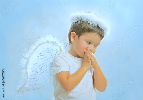 Cuadro en lienzo Beautiful little angel boy