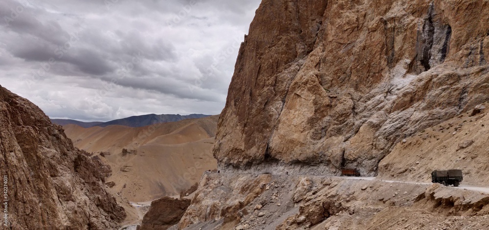 Obraz premium Breathe taking photos of Leh (Switzerland of India), Highest motorable road in the world. Pictures are clicked at an altitude of 17500ft above main sea level. Captured with love in my OnePlus 6.