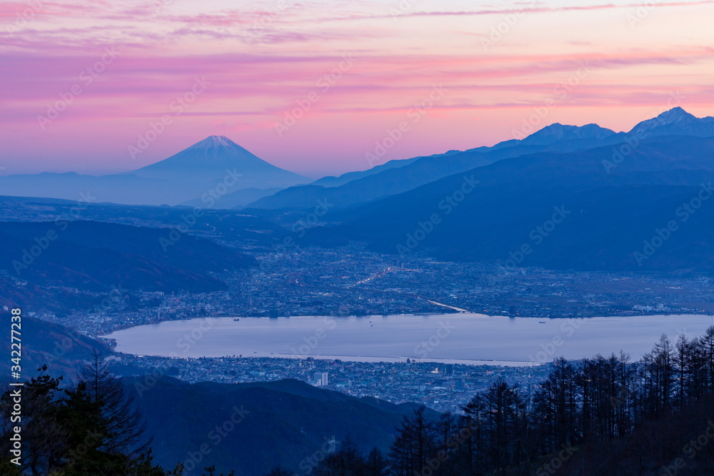夕日に浮かぶ富士山と諏訪の街、長野県岡谷市高ボッチ高原にて