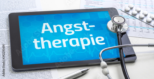Ein Tablet mit dem Text Angsttherapie auf dem Display
