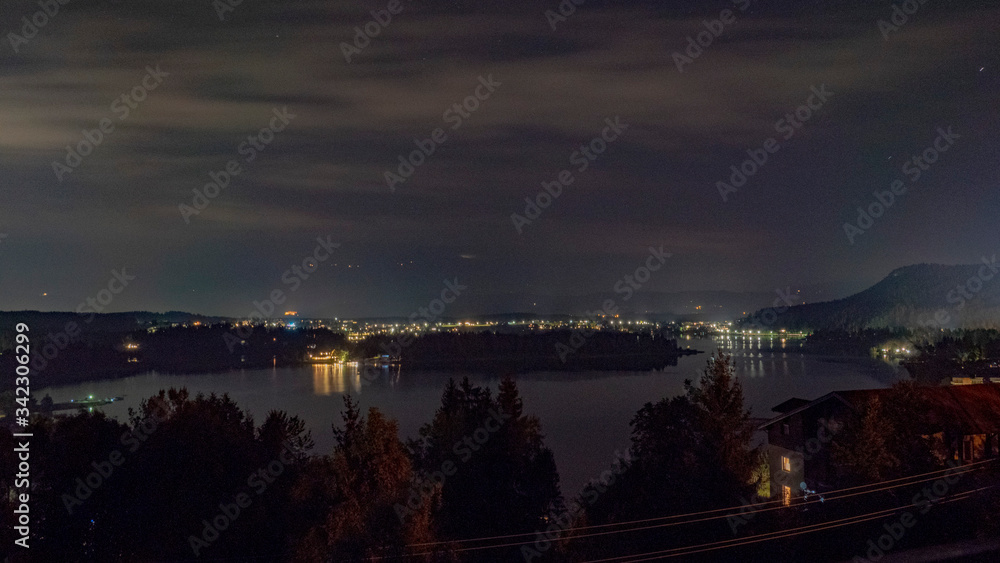 Panoramablick auf den Faaker See in Österreich bei Nacht
