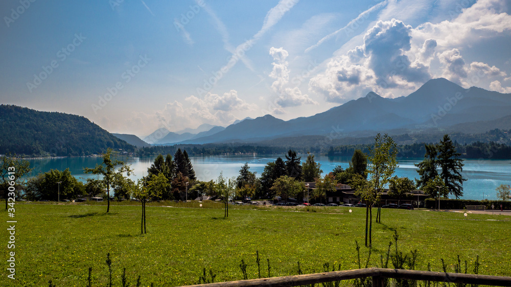 Der Faaker See in Österreich mit Bergpanorama-Blick auf den Mittagskogel