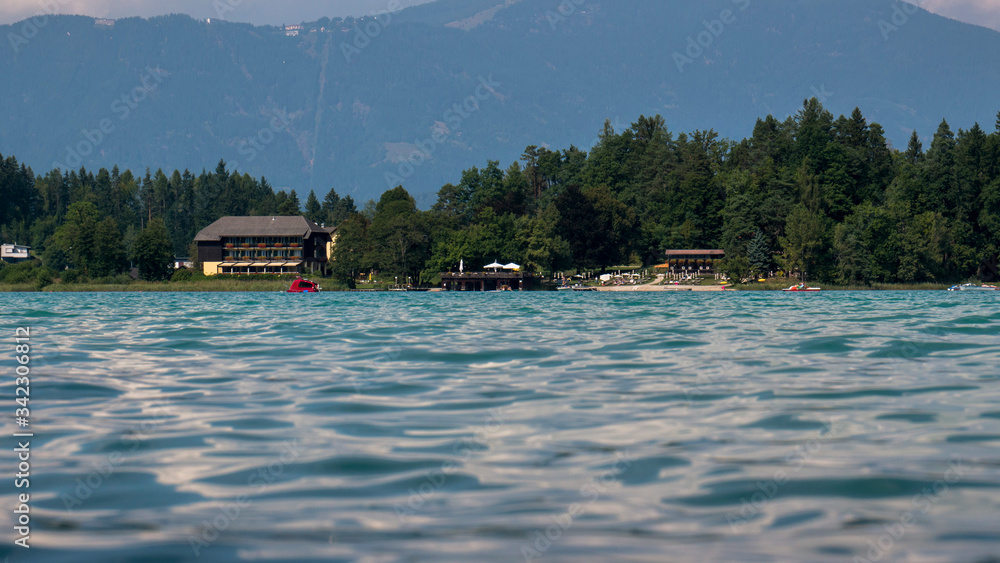 Fototapeta premium Der Faaker See in Österreich mit Blick auf die Insel