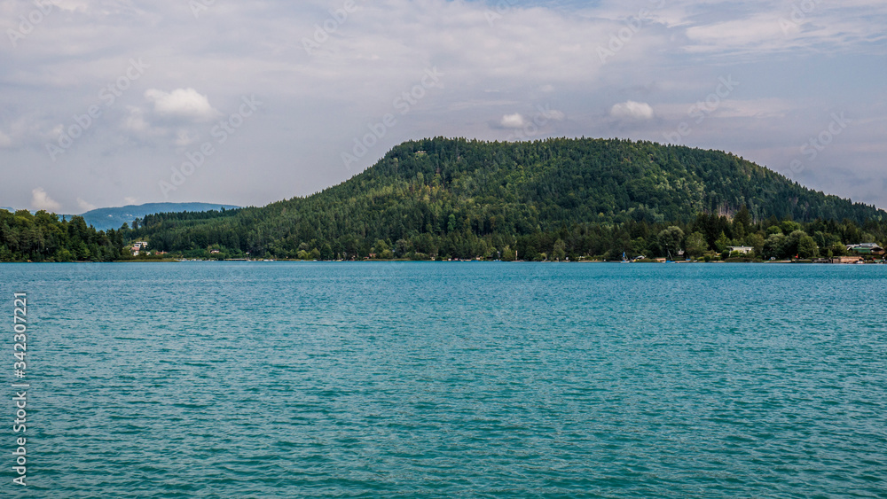 Der Faaker See in Kärnten mit Blick auf die Taborhöhe