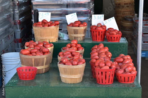 Canvas Print Improvised market in New York (USA) away from glances, exorbitant prices posted for these tomatoes