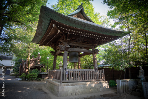 新緑の境内に佇む深大寺の鐘楼・梵鐘。深大寺は東京調布市にある古い寺院。