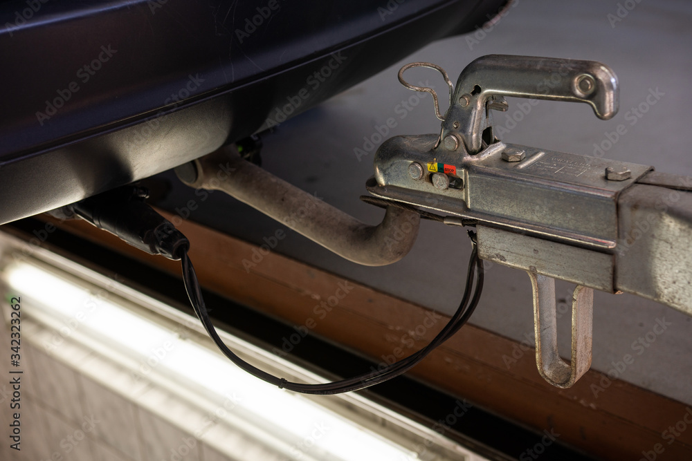 Ταπετσαρία Trailer hitch with trailer on a car
