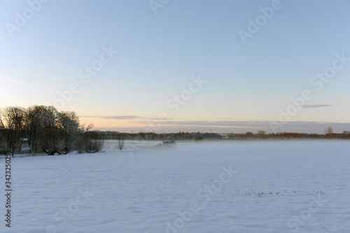 Morgendliche Winterlandschaft mit verschneiten Feldern 