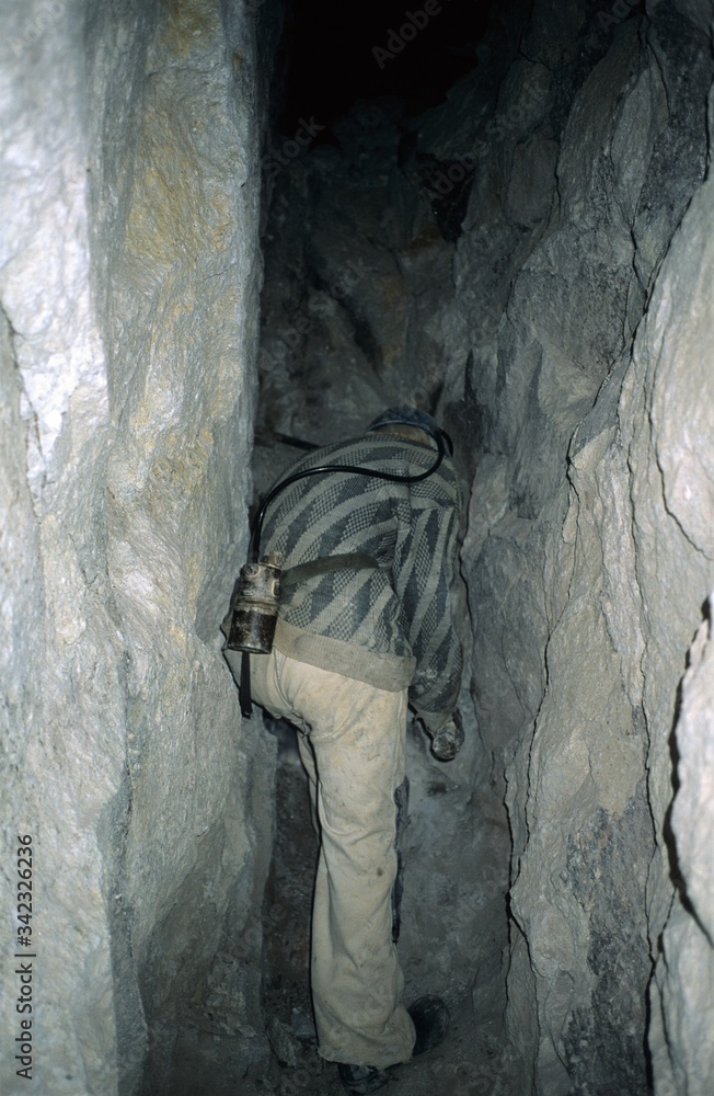 Bergmann in der  Silbermine von Potosi in Bolivien ,wo Bergmänner  mit primitiven Mitteln und kaum vorhandenen Arbeitsschutz seit dem 16. Jahrhundert im Cerro Rico mineralisches Gestein abbauen.