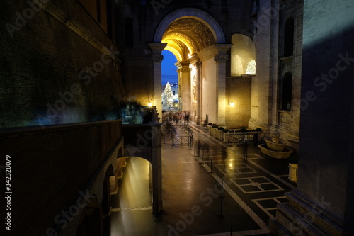 Piazza san pietro di notte a Roma
