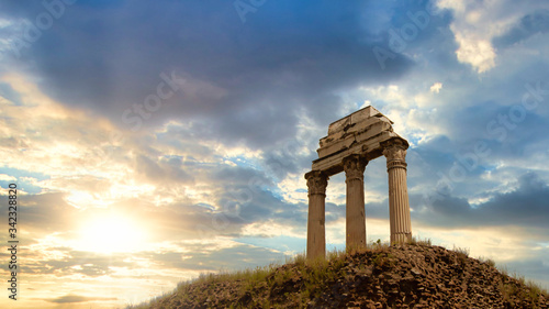 Obraz na płótnie Rome, Italy - April 28, 2019 - View of the columns of roman ruins at sunrise in Rome w salonie