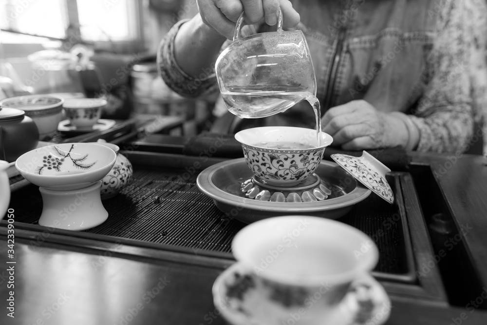 Gong Fu Cha brewing using a porcelain gaiwan and a glass justice