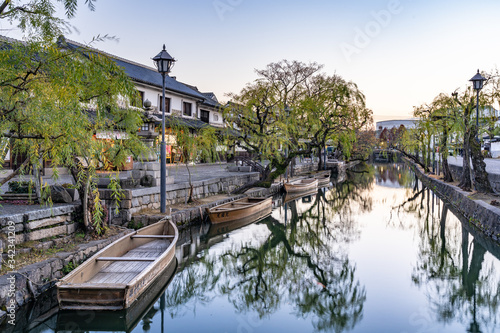 Tableau sur toile Kurashiki Bikan Historical Quarter in dusk